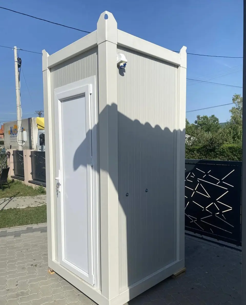 Deluxe flushing toilet cabin